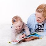 Parents and children have fun reading together. 